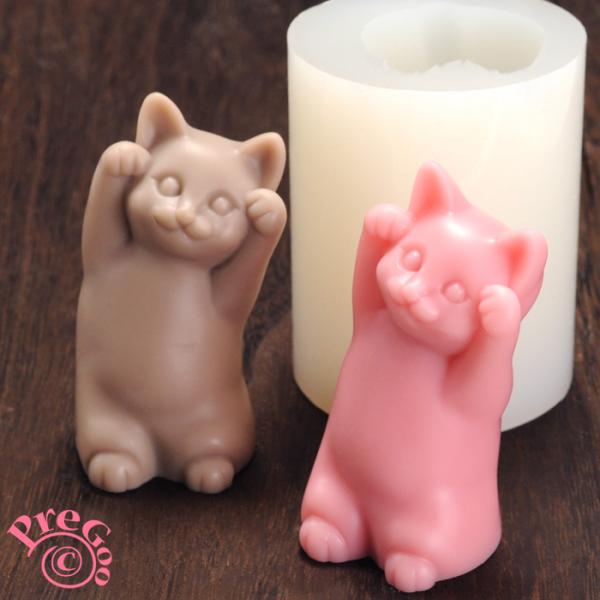 ■「金運」と「お客様」の両方を招いてくれるといわれている両手を上げた、招き猫3Dモールドです◆完成サイズ： 高さ7.0cm ワックス容量MAX35g◆製品サイズ： 5.6×高さ7.2cm置くタイプのワックスサシェ型です。自立して立たせること...