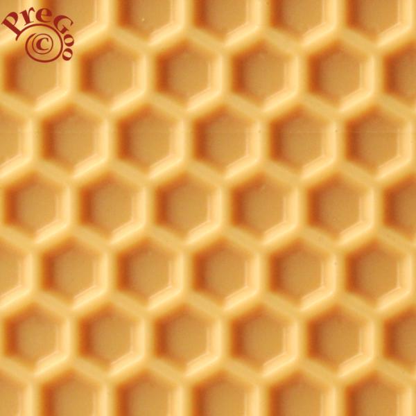 ■手作り石鹸やキャンドルにハニカム模様をつけちゃおうシート！ 四角のシリコンモールドなどの底に敷いて使用します。柔らかいシリコン製なので、シートが剥がれやすく、簡単にハニカム模様のついた石けんをつくることができます。丸く囲ってキャンドル(ロ...