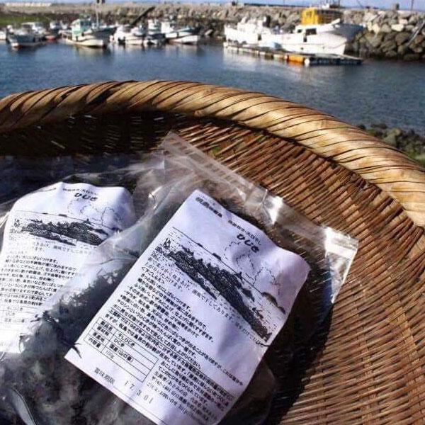 月のリズムに合わせて収穫。自然のパワーがつまっています！祝島の綺麗な海で育ったひじきは収穫から加工まですべて手作業。自然のリズムに合わせ、満月と新月の干潮時に収穫しています。若芽のときに摘み取ったひじきを、鉄の大釜でじっくり炊きあげ、その後...