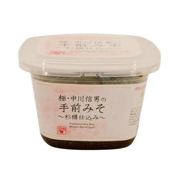 青森県産の自然農法大豆と青森県産の自然農法玄米を本・杉樽仕込みでじっくり熟成させた手前味噌。2022年の6月に杉樽に仕込んで以来、麹菌の力を借り、四季の移ろいにゆだねて熟成しています。加熱殺菌していない生きたお味噌をお届けします。■大豆：青...