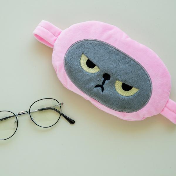 ■商品情報■アングリーマチコ／アイピロー 7077AGM051定価（税抜き）1,700円この度ビスクからオリジナルキャラクターが誕生しました。マチコ巻きをしているネコのマチコさん。現代のストレス社会を怒り顔でたくましく生き抜きます！インパク...