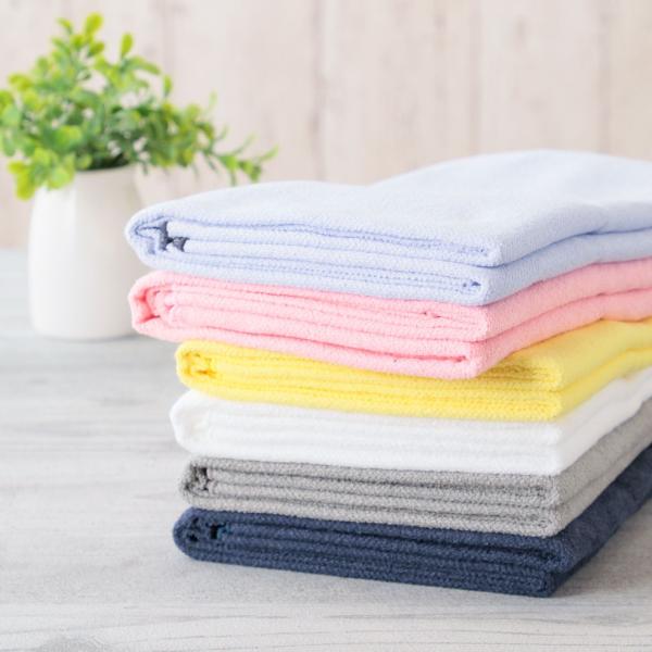 nsknb■商品情報■定価（税抜き）2,500円プラチナナノ加工で制菌、消臭済み。旅行などでしばらくタオルを洗えなくても臭わず清潔。片面ガーゼ調に織り上げているので軽くて薄くてかさばらない。小さくたためるので、外出先でも大活躍！別ページにフ...