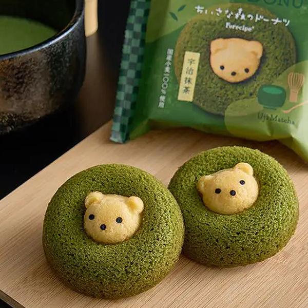 うっとり、しっとり。あなたを見つめるドーナツ。抹茶のドーナツの真ん中からちいさな森のくまが愛らしく登場。Forecipeは、ちいさな森の中に伝わる、不思議で幸せなレシピ。その「フォレシピ」で作った、全粒粉入り国産小麦100％使用【ちいさな森...