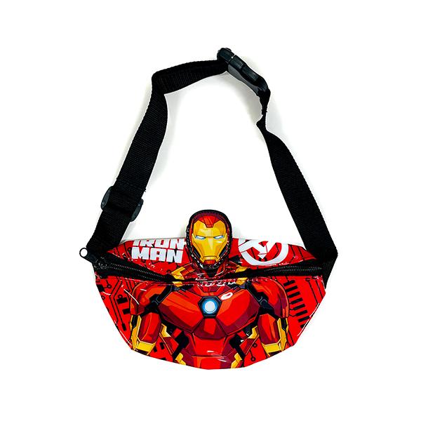 アイアンマンのウエストポーチです。キッズのお出かけに丁度いい大きさ☆外側はエナメルっぽいビニールなので汚れ等がつきにくそうです。ベルトの長さ調節が可能なのでウエストポーチとしてはもちろん、ボディバッグとしてもお使いいただけます。■サイズ：約...