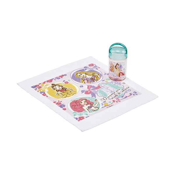 行楽や普段使いに便利なおしぼりとケースのセット。開けやすいように持ち手が付いたクリアな透明素材のケースです。濡れたおしぼりを凍らせてお弁当と一緒に持つと保冷剤代わりになっておすすめです♪名前シール付き。【商品サイズ(約)】ケース：横58×縦...