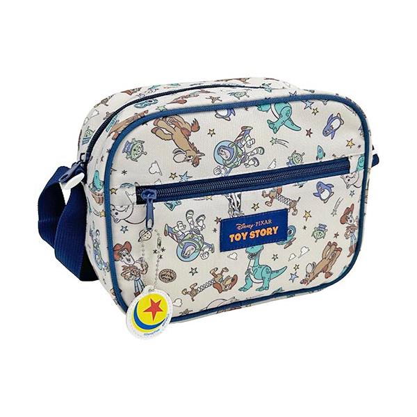 トイ・ストーリーのショルダーバッグは、幼児にぴったりのアイテムです。キャラクター達が散りばめられている総柄。便利な斜め掛けスタイルで、子どもたちも使いやすいです。内ポケットに、名前などが記入できるスペース付きです。ランチボックスを固定できる...