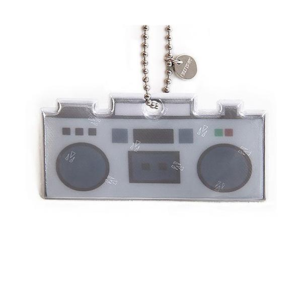 FIREFLY(ファイヤーフライ)のリフレクター。暗闇でピカッと光る反射マスコット。夜は暗闇の中で見られる楽しさとスタイリッシュなアクセサリー。コート、バックパック、バッグ、ベビーカーのジッパーに取り付けます。通学や塾帰り、夜道を歩く時に☆...