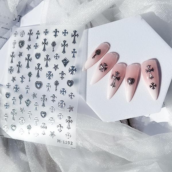 メタルパーツ風のネイルシールです凸凹のエンボス加工されていて、立体感があるネイルシールです【サイズ】約80mm×約103mm (シール台紙のみのサイズ パッケージを含めない)メール便ＯＫ