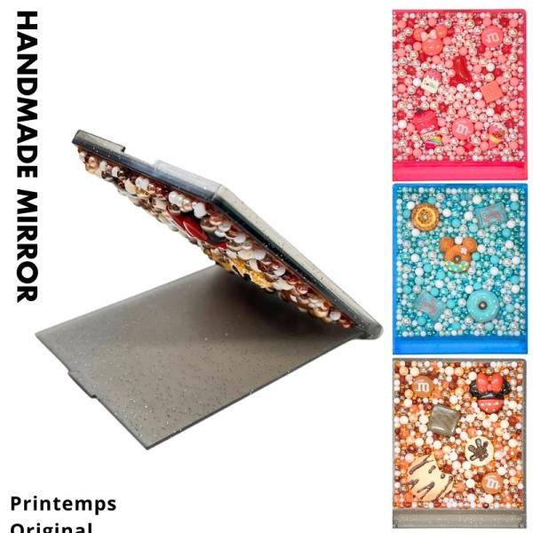 キラキラ かわいい スタンドミラー Mサイズ 折りたたみミラー軽量タイプ なので持ち歩きに 便利 な 鏡 ミラーをもって使うときにデコレーションが見えるよう鏡面にデコレーションしました。かわいい スイーツ デコ パーツと 光沢 のあるカラー...