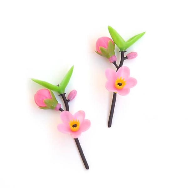 2個1セットになった、桃のピックです。ひなまつりのケーキ飾りのほか、ギフトラッピングのワンポイントにどうぞ。