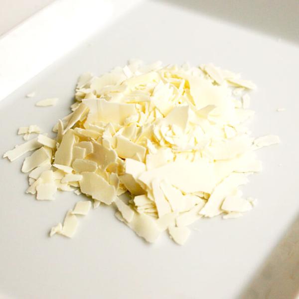 ホワイトチョコレートを薄く削りました。ケーキのデコレーションなどに使用します。