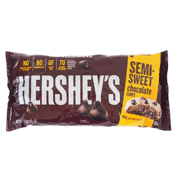 ハーシーのセミスイートチョコチップ。甘さは少し控えめで、粒のサイズも少し大きいのが特長です。製菓材料としてお使いいただける他、そのままでもお召し上がりいただけます。ひと粒のサイズ：直径約10mm×高さ約10mm