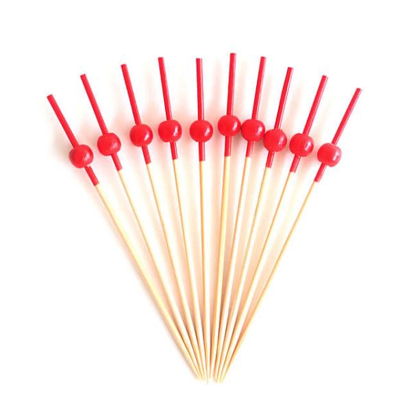 赤南天をイメージして作られた串です。小さな竹珠を使用し、南天の実の可愛らしさを表現しています。南天は「難を転ずる」と音読できることから縁起のよい植物とされ、古くから鬼門や玄関などに植栽されています。お祝いのシーンにもオススメ。また、お料理・...