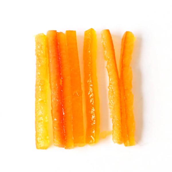 スティック状にカットしたオレンジの皮を水煮後、じっくりとシロップ漬けしたもの。色が鮮やかで、香り高く、柔らかい食感が特徴です。お菓子のデコレーション、ショコラに浸してエギュイエットなどに最適です。