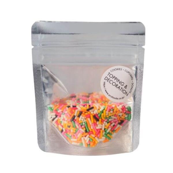 白、黒、赤、橙、黄、ピンク、緑色が入った、細長いスプレー状のデコレーション用製菓原料。トッピングしていただくだけで簡単に明るくポップな仕上がりになります。