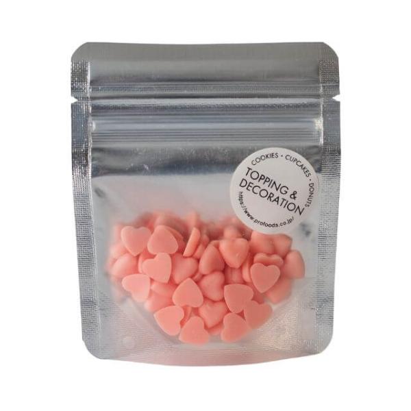 小さなピンクの飾り用ハートチョコ。ケーキやアイスクリームのトッピングにちょうど良いサイズです。カラフルなピンク色なので、仕上げにトッピングするととても可愛らしい印象に。