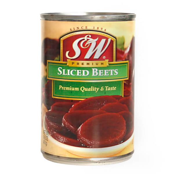 鮮やかな赤色が特徴的な赤カブ（ビーツ）の水煮缶です。水気を切ってサラダにしたり、ボルシチやスープなど幅広くご利用頂けます。