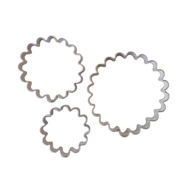 クッキー作りが楽しくなる、ステンレス製の抜き型です。大・中・小の3個セット。入れ子式で場所をとりません。