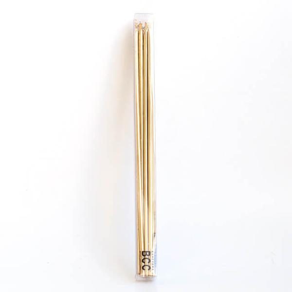 シンプルなロングキャンドル。スリムなのでケーキのデザインを邪魔しません。