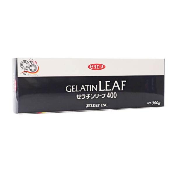 プロも愛用計量いらずの薄板状ゼラチン。一枚一枚の厚さ・重さが一定。計量せずに枚数単位で使用でき、吸収しすぎることがなく、水切りが容易ですぐ溶け、美しい仕上がりが得られます。1枚約2.5ｇ新田ゼラチン リーフゼラチン（ゴールド）と同等の商品です。