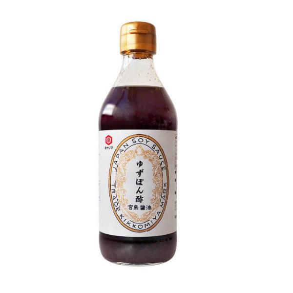 ゆず果汁と国産のゆず皮を加えた味付けぽん酢です。細かく刻んだゆず皮がゆずの香りを際立たせます。鍋物、サラダ、お魚やお肉のたたき、焼き魚、餃子等にお使いいただけます。