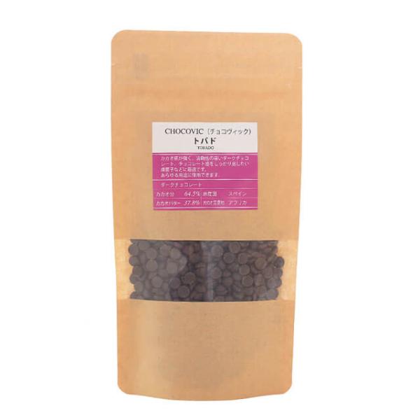 カカオ感が強く、流動性の高いダークチョコレート。チョコレート感をしっかり出したい焼菓子などに最適です。あらゆる用途に使用できます。ひと粒のサイズ：直径5〜7mm程度■種類：ダークチョコレート■カカオ分：64.5%、カカオバター：37.8%■...