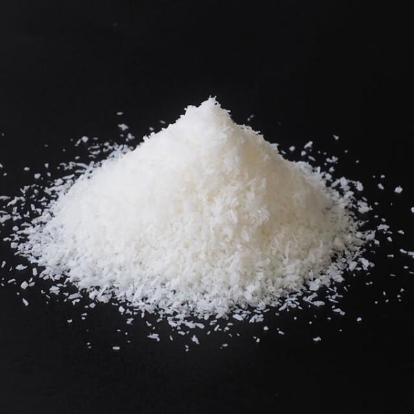 フィリピン産のココナッツの種子の胚乳を削り取って乾燥させ、顆粒状にカットしたものです。クッキーや焼き菓子の生地に混ぜ込んだり、ケーキの飾りにご利用ください。