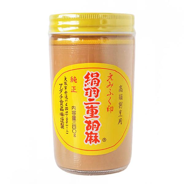 薬品を使用せず日本国内の工場で、職人がごまに余分な負担を掛けないように手洗いで表皮を取り除いた優良な白ごまを丹念に煎り、風味豊かで濃厚なペースト状に仕上げたこだわりの逸品です。通常の『絹羽二重胡麻』より、香りが高いのが特徴です。胡麻豆腐、胡...