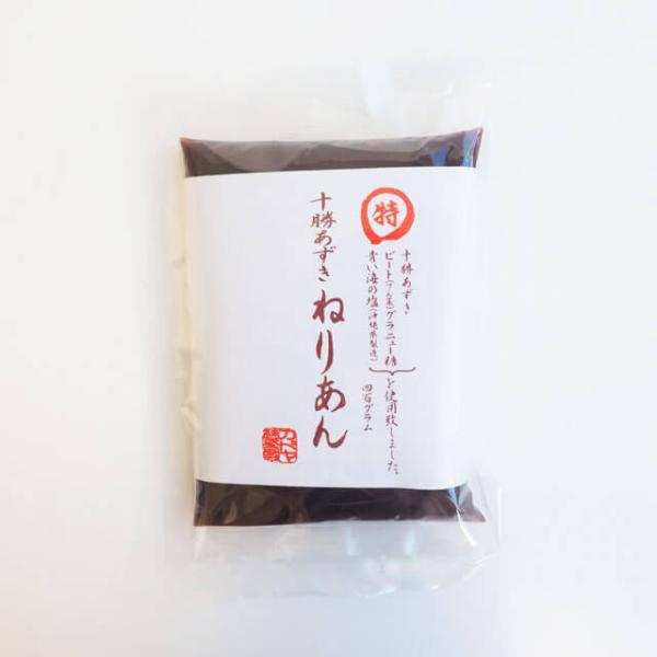 十勝あずき、ビート(てん菜)グラニュー糖、青い海の塩(沖縄県製造)を使用した十勝あずきねりあんです。寒天・水あめ等は一切使用しておりません。