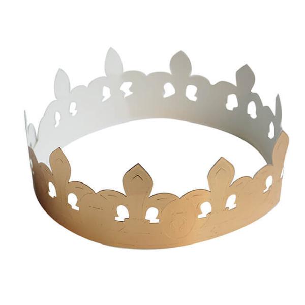 ガレットデロワはキリスト教の公現説の祝日（1月6日）に食べられ、フランス語で「王様のお菓子」という意味を持つ伝統菓子です。ガレットデロワになくてはならないもののひとつ、お菓子を華やかに彩る紙製のクーロンヌ（王冠）です。差し込んで丸くするタイ...