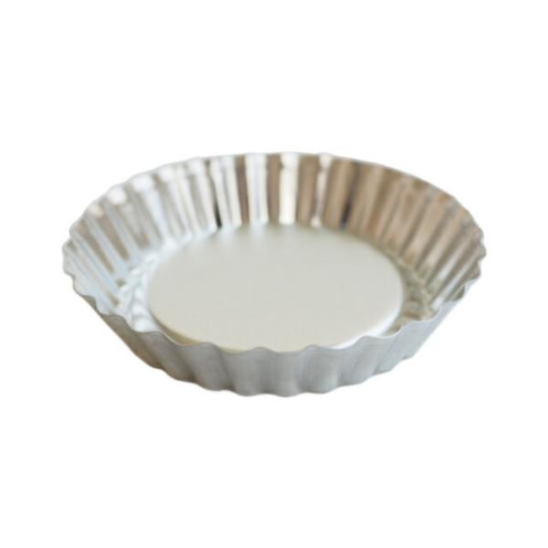 底の中央部分が盛り上がっていて側面は波。小型のケーキマドレーヌ用の型。