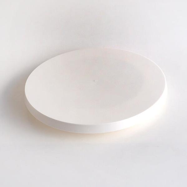 ケーキなどに生クリームをデコレーションするのにあると便利な回転台です。右回転、左回転と自在なベアリングを使ったなめらかな回転が特徴です。