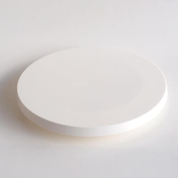 ケーキなどに生クリームをデコレーションするのにあると便利な回転台です。右回転、左回転と自在なベアリングを使ったなめらかな回転が特徴です。