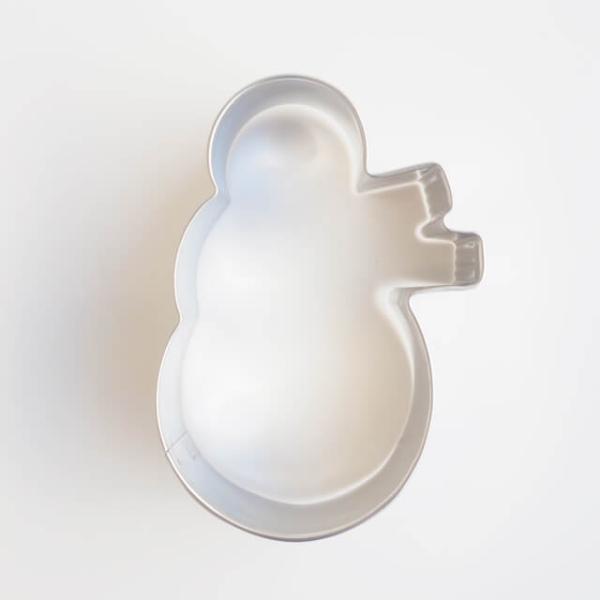 マフラーをしている雪だるまの形をしたクッキー型です。焼きっぱなしの素朴なクッキーはもちろん、アイシングクッキーにもオススメです。※こちらの商品は、製造上や輸送上やむをえない小さな傷がついている場合がございます。あらかじめご了承くださいませ。...