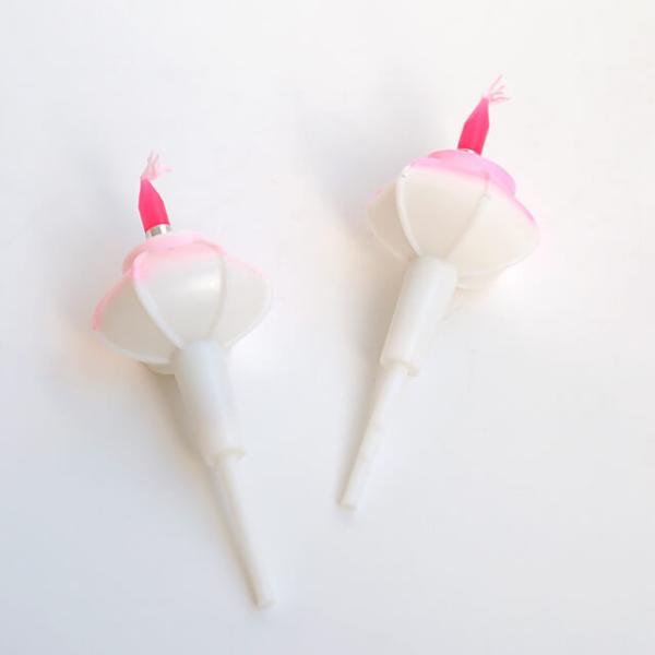 2個1セットになった、ぼんぼり型のキャンドルです。ひなまつりのケーキ飾りにどうぞ。