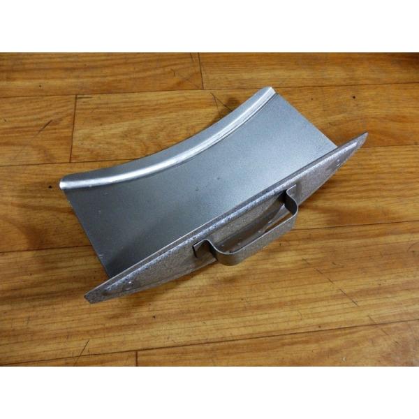 長府焼却兼用釜 H2,CH,CH2,CH2A,CH2B,CHA,CHB缶用灰掻き出し口の蓋こまめに燃えカスを掻き出すことで良く燃えるようになります。