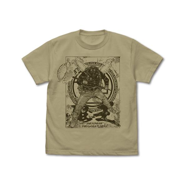【送料無料対象商品】コスパ ドロヘドロ（原作版） カイマン Tシャツ ギョーザ魔王 Ver. SAND KHAKI【ネコポス/ゆうパケット対応】【7月再販予定 予約商品】