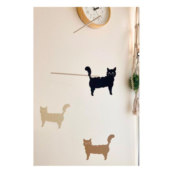 【商品概要】３匹の猫がくるくると回るペーパーモビールです。糸を棒に巻きつけて作る組み立て式のモビールです。色味を抑えたシンプルなカラーリングなので、どのお部屋にもマッチします。少しの風でくるくると回ります。素材は紙と糸だけなので、軽くて取り...