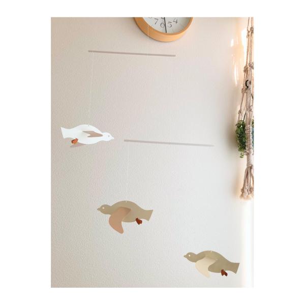 【商品概要】３匹のカモメがくるくると回るペーパーモビールです。糸を棒に巻きつけて作る組み立て式のモビールです。色味を抑えたシンプルなカラーリングなので、どのお部屋にもマッチします。少しの風でくるくると回ります。素材は紙と糸だけなので、軽くて...