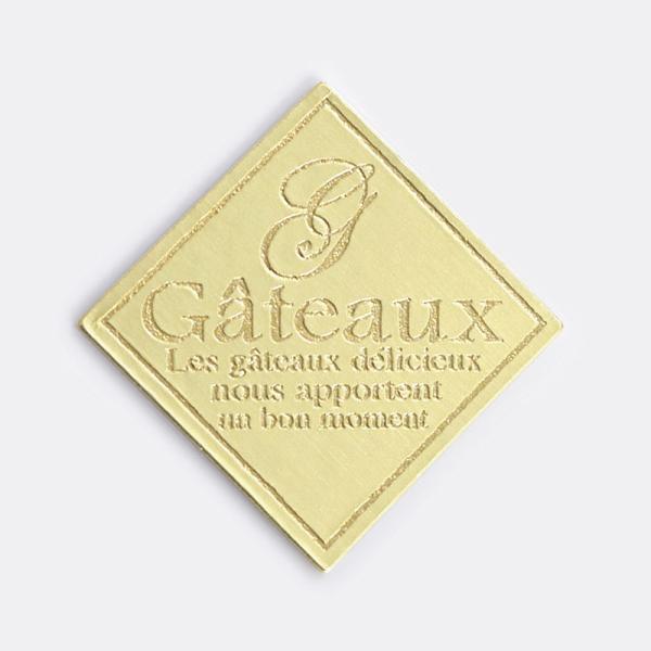 シモジマコード:009000107サイズ:23×23mm材質:ホイル消金・リード PP加工文訳:おいしいお菓子で 素敵なひとときを ●入数:100枚※商品画像は実物と多少色味が異なる事がございます。予めご了承ください。※弊社配送センターより...