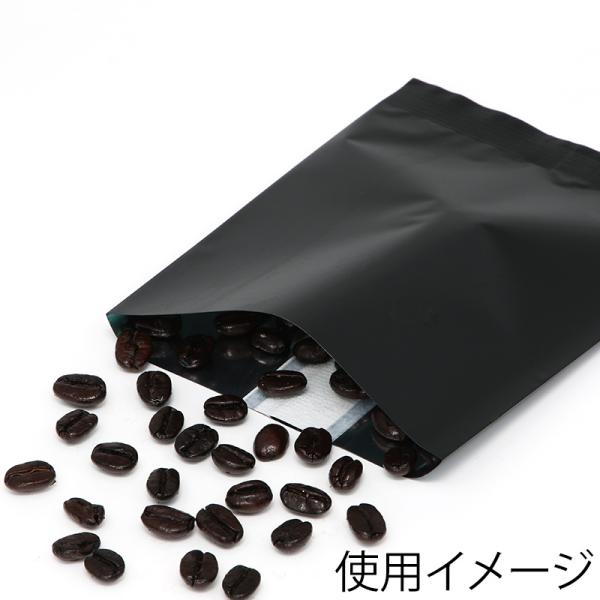 ●サイズ：幅110×高140mm●カラー：黒コーヒー豆専用の販売用袋です。袋の貼り合わせの不織布部分に出来たからすき間から、豆から出る炭酸ガスを外に排出します。シックなマット黒タイプです。内側アルミ加工で遮光性にも優れています。●合掌平袋タ...