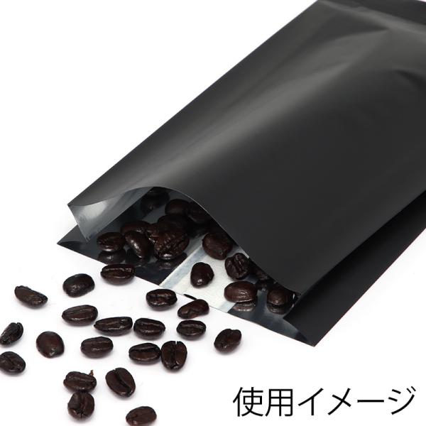 ●サイズ：幅１０５／全体幅１３５×高２００ｍｍ（マチ目安：３５ｍｍ）●カラー：黒コーヒー豆専用の販売用袋です。袋の貼り合わせの不織布部分に出来たからすき間から、豆から出る炭酸ガスを外に排出します。シックなマット黒タイプです。内側アルミ加工で...