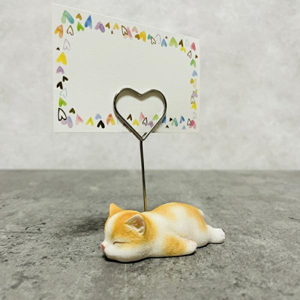 猫ちゃんの可愛いメモホルダー。本体サイズ:6.5x4x11cm (幅x奥x高)パッケージサイズ:12x6x11cm (幅x奥x高)素材：ポリレジン重量：40g【注意事項】・直射日光や風雨で変色する場合があります。・お使いの環境（モニター、ブ...
