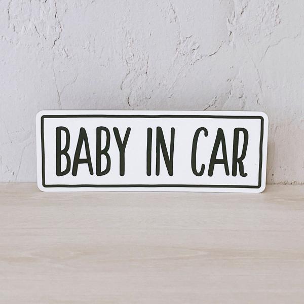 ゆるく可愛いフォントでデザインされた「BABY IN CAR」のマグネットです。大きさも程よいサイズになっています。マグネットタイプなので必要な時に貼れて、直ぐに剥せます。お友達の出産祝いのプレゼントにも最適です。■カラー：ホワイト■サイズ...