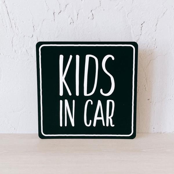 キッズインカー ホワイト マグネット 四角タイプ KIDS IN CARゆるく可愛いフォントでデザインされた「KIDS IN CAR」のマグネットです。大きさも程よいサイズになっています。マグネットタイプなので必要な時に貼れて、直ぐに剥せま...