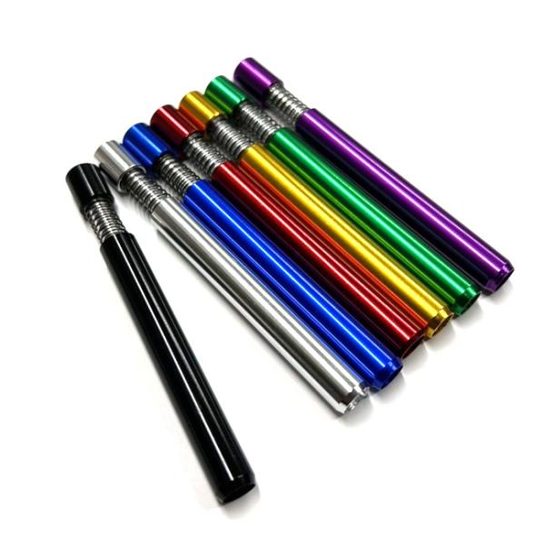 カラフルなアルミ製ワンヒッターパイプです。吸い口にバネが付いており、一回吸うごとに灰を捨てられる仕組みになっています。ほぼタバコと同等のサイズで持ち運びもお手軽！