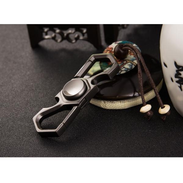 【商品説明】●指の力で回転できるおもちゃです●キーホルダーでもあり、ハンドスピナーでもあります♪集中力アップ、ストレス解消などの様々な効果があります●軽量でコンパクトなので持ち運びしやすいです●暇つぶしでいつでもどこでも使えます♪素材　合金