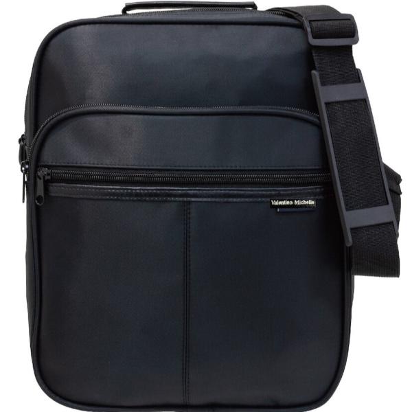 シンプルなデザインでA4サイズの本や書類も入る大きさでビジネスにピッタリ上部に持ち手ありで手に持つこともできます。ビジネスバッグとしても使えます　メンズショルダーバッグA4サイズ対応で収納力抜群です。ショルダーの長さは調整可能です。シニア　...