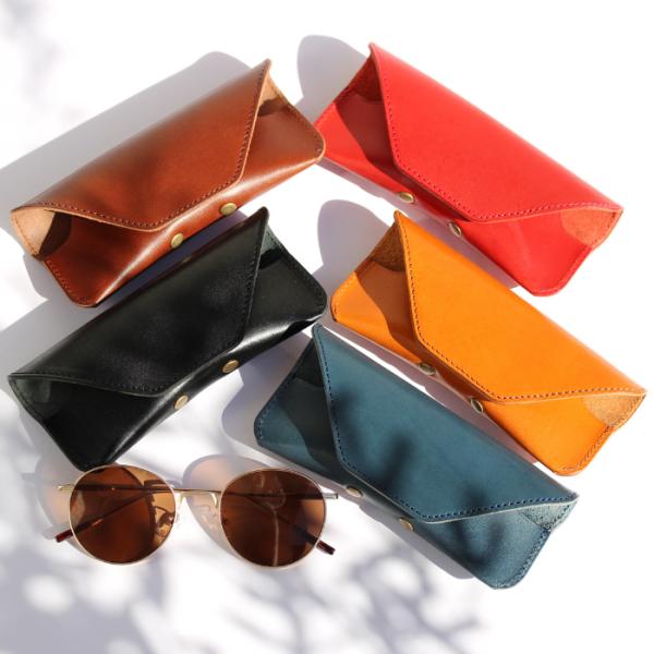 栃木レザーを贅沢に使用した眼鏡ケース本革を使用しておりますので、末永くご愛用いただけます。留め具は、マグネットボタンを使用しおります。ギフト、クリスマスプレゼントなどに喜ばれる品大きさ　横約１６センチ　縦約６．５センチ　マチ約２．８センチ　...