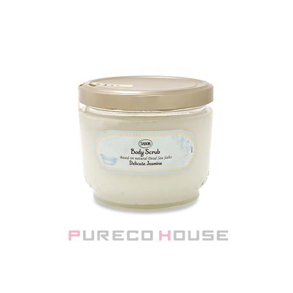 素肌美と五感を目覚めさせるソルト-イン-オイルのボディスクラブです。【香り】Delicate Jasmine （デリケート ジャスミン）清潔感あふれる凛としたクリーンフローラル。真夏の夜の月明かりの下の透き通る空気を感じさせます。■トップ：...